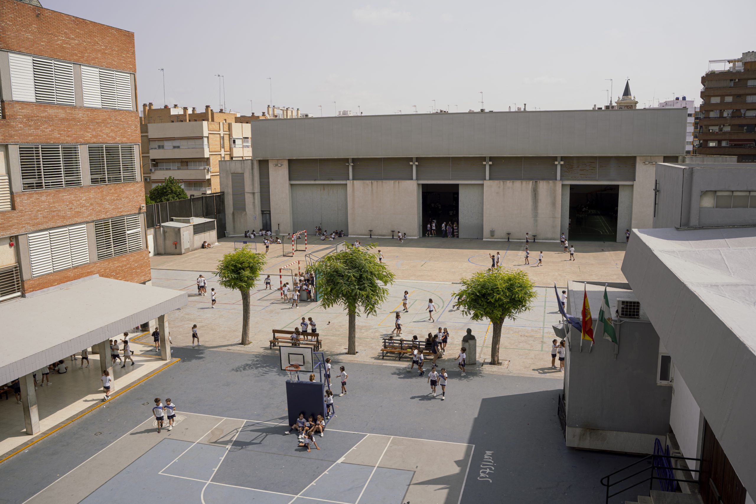 patios colegio En la foto se observan los dos principales patios del colegio marista San Fernando de Sevilla. Al fondo de la imagen se ve la entrada al pabellón deportivo.