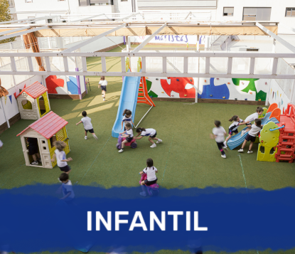 Niños de educación infantil jugando en el patio.