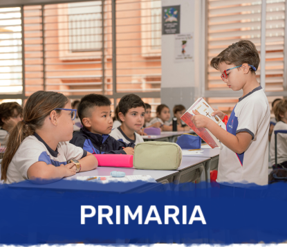 Alumnos de primaria atienden en clase mientras un compañero explica